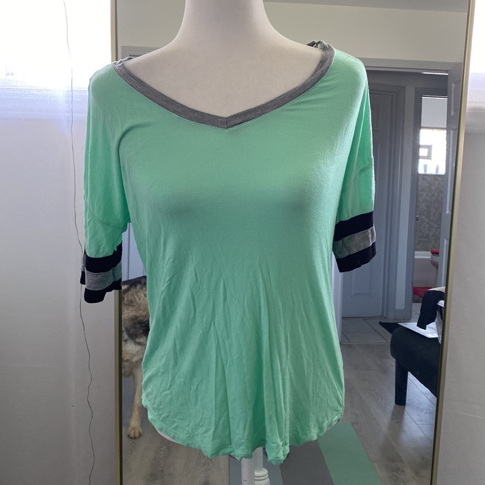 CUTE VNECK💚